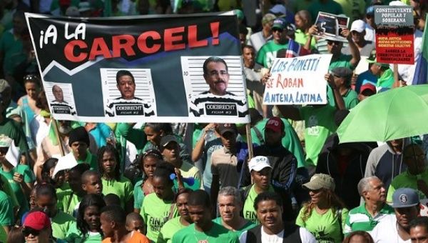 Thousands of Dominicans marched against corruption and in support of bringing public officials who accepted bribes to face justice, Santo Domingo, Jan. 22, 2017.