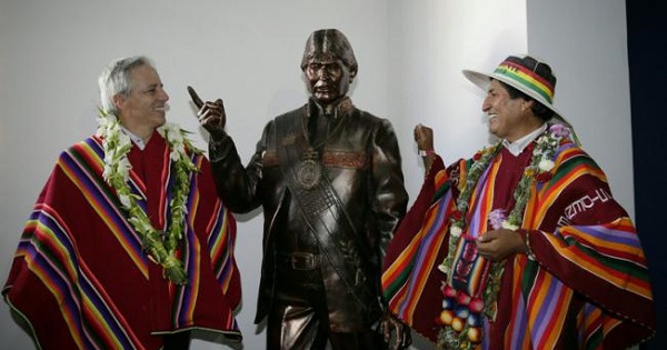 Bolivia's President Evo Morales (R) and Vice President Alvaro Garcia Linera (L) pose with a statue of Morales at the country's new museum.