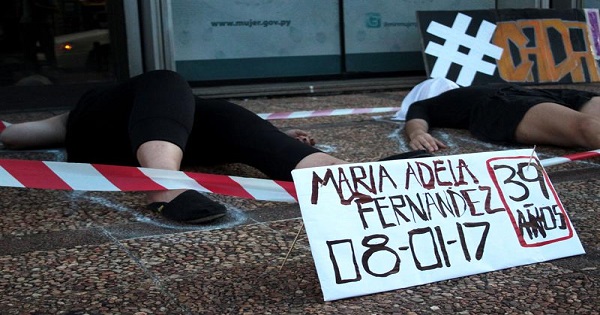 Dos mujeres protestan frente a la sede del Ministerio de la Mujer en Asunción, Paraguay.