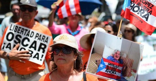 Puerto Ricans march to demand the freedom of Oscar Lopez Rivera, in San Juan, June 14, 2015.
