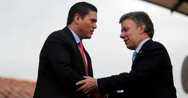 Juan Carlos Pinzon while he was Defense Minister (L) and President Juan Manuel Santos (R)