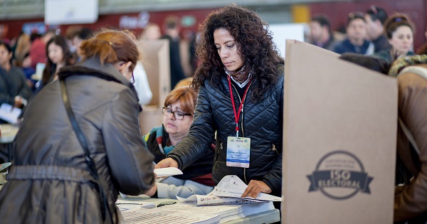 Ecuadoreans living abroad in Spain cast votes in the Mar Bella Sports Center in Barcelona, Feb. 19, 2017.