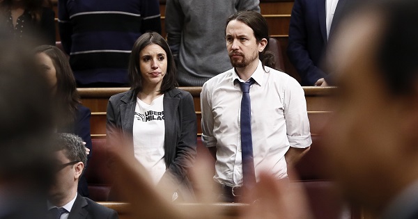 Secretary-General of Podemos Pablo Iglesias, and the party's spokesperson in Congress, Irene Montero, listen to Macri's speech.