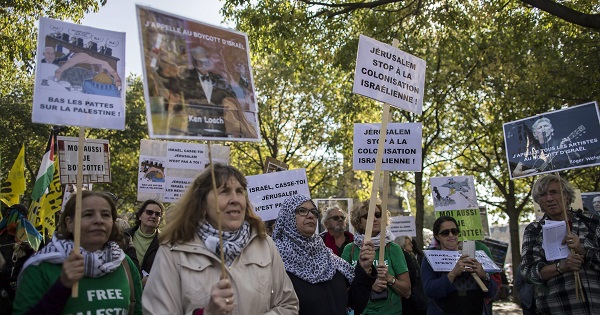Protesters attend a rally supporting Palestinians following the recent Al-Aqsa mosque tensions on Place Chatelet in central Paris, France, Oct. 10 2015.