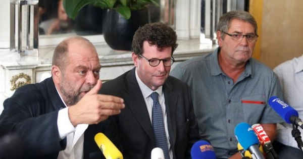 Pascal Fauret (R), one of two French pilots convicted for drug-trafficking in the Air Cocaine case, and his lawyers Jean Reinhart (C) and Eric Dupond-Moretti (L).