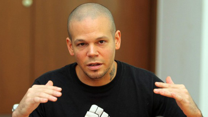 Residente started actively supporting Puerto Rico's independence in 2011 after the so-called Associated Free State was not allowed to be part of the regional organization Economic Commission for Latin America and the Caribbean.