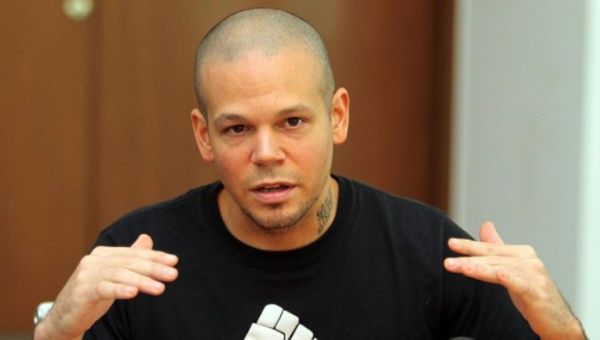 Residente started actively supporting Puerto Rico's independence in 2011 after the so-called Associated Free State was not allowed to be part of the regional organization Economic Commission for Latin America and the Caribbean.