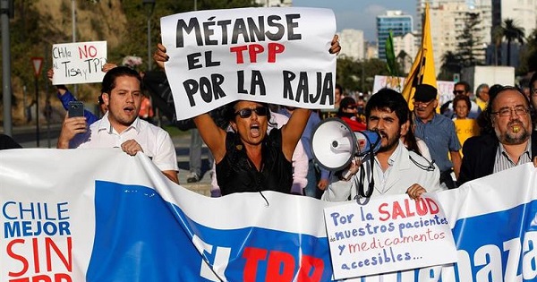 Anti-TPP Protesters Clash with Riot Police in Chile