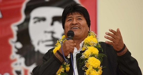 Bolivian President Evo Morales with a poster of Argentine communist revolutionary Che Guevara in the background