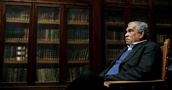 Literature Nobel laureate Derek Walcott sits inside the library of Oviedo's University, March 2006.