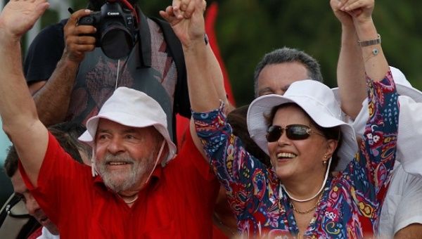Former Brazilian presidents Luiz Inacio Lula da Silva (L) and Dilma Rousseff wave to supporters in Monteiro, Paraiba state, Brazil, March 19, 2017. 
