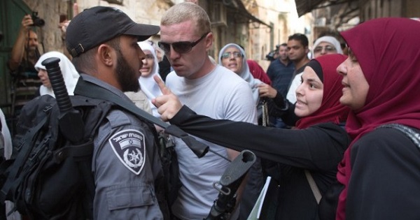 Palestinian women argue with Israeli policemen during a protest at the Temple Mount in Jerusalem, Sept. 16, 2015.