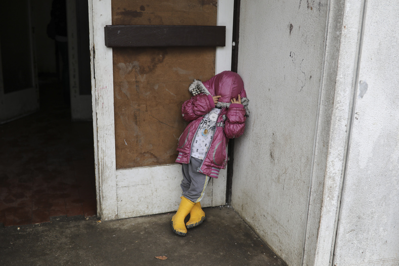 A child outside the refugee center where both Otra al-Khadra and Aras Mahmoud live in Belgrade.