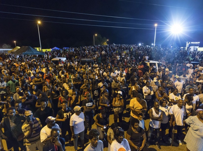 The UTG is the major union in Guiana and one of the first mobilizers of the protest movement. Many Guianans responded to the call, taking part in public meetings, such as this one, organized near Cayenne last Saturday.