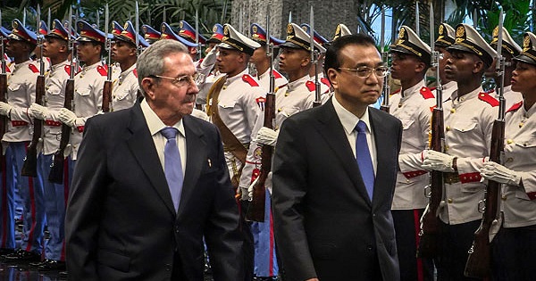 Cuban president Raul Castro (L) meets with Chinese Premier Li Keqiang (L) in Havana. Sept 2016