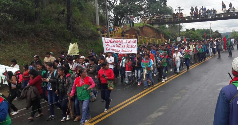 Some 2,000 members of the Cauca nationality held a mass mobilization Friday on the Pan-American Highway.