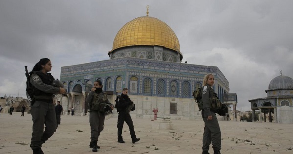 Archive photo of Israeli police forces in front of the Al-Aqsa mosque.