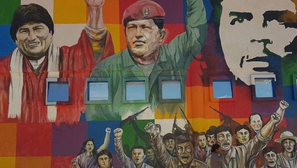 A mural in Cochabamba, Bolivia, expressing solidarity with Venezuela's Bolivarian Revolution.
