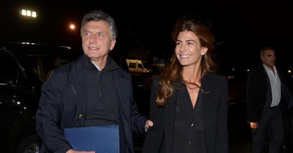 Argentine President Mauricio Macri and first lady Juliana Awada prepare to board a plane on April 25, 2017, for an official trip to the U.S.