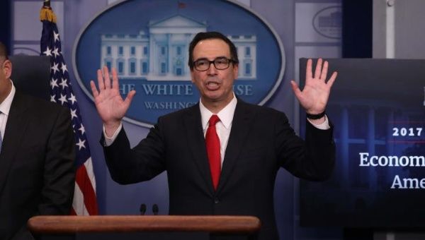 U.S. Treasury Secretary Steven Mnuchin unveils the Trump administration's tax reform proposal in the White House, Washington, April 26, 2017.