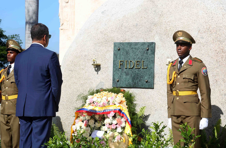In Havana, President Correa laid a wreath at the tomb of Fidel Castro. 