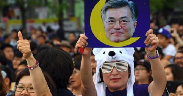 South Korea's presidential candidate Moon Jae-in is leading the polls with 40 percent of voting intentions, and could replace a 10-year-old conservative government