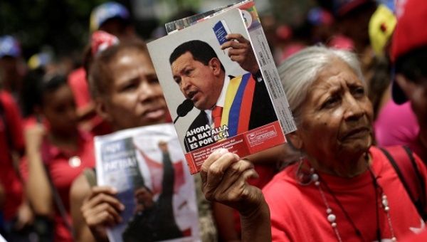 Supporters of President Nicolas Maduro rally to support him while carrying pictures of late Venezuela's President Hugo Chavez, in Caracas, Venezuela, May 8, 2017.