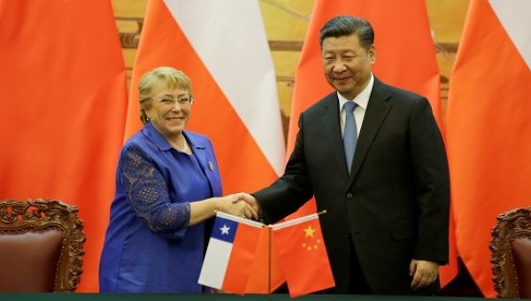 Chilean President Michelle Bachelet (L) and Chinese President Xi Jinping attend a signing ceremony in Beijing, China on May 13, 2017.
