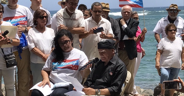 Oscar Lopez Rivera next to his daughter Clarissa Lopez (L) during a press conference in San Juan, May 17, 2017.