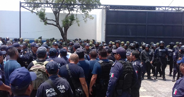 State and federal police keep some policemen allegedly linked to criminal groups  in Zihuatanejo, Mexico, on May 16, 2017.