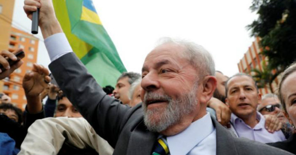 Lula walks with supporters before his first deposition.