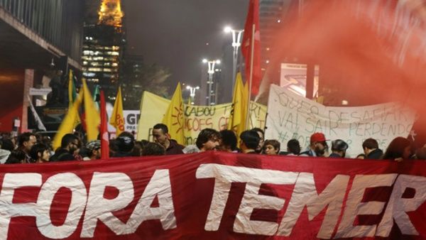 Lead banner calls for Temer's ouster.