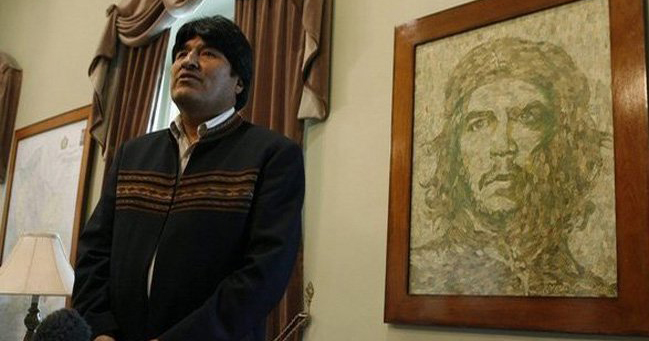 Bolivian President Evo Morales speaks during an interview in front of a portrait of Ernesto 'Che' Guevara (FILE)