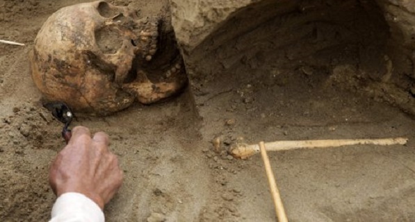 Archaeologists discover traces of South America´s earliest societies in Peru, challenging current theories.
