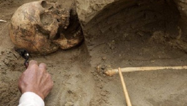 Archaeologists discover traces of South America´s earliest societies in Peru, challenging current theories.