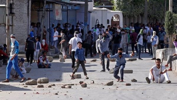 Demonstrators hurl stones and shout pro-freedom slogans during a protest in Srinagar, May 27, 2017.