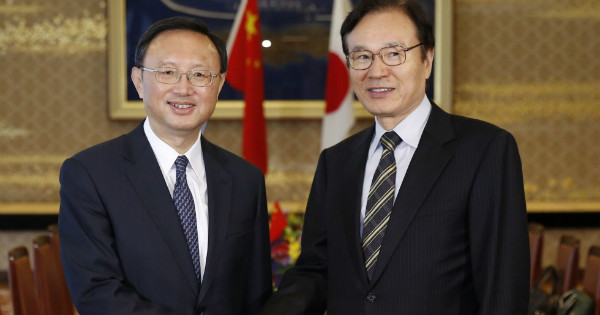 China's State Councilor Yang Jiechi (L) met with Japanese National Security Council's Shotaro Yachi last year.