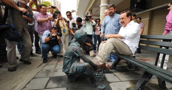 Jaime Nebot, mayor of Guayaquil and prominent opponent of the Citizens' Revolution, inaugurating a controversial monument of a child working as a shoe-shiner.
