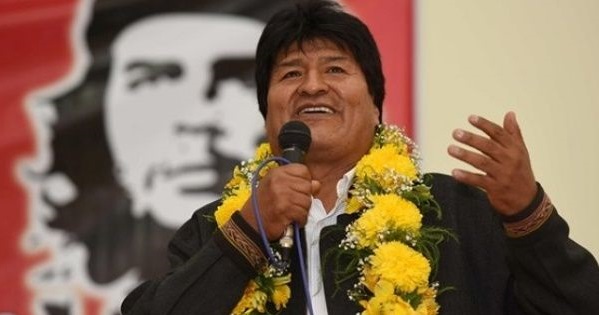 Bolivian President Evo Morales with a poster of Argentine communist revolutionary Che Guevara in the background.