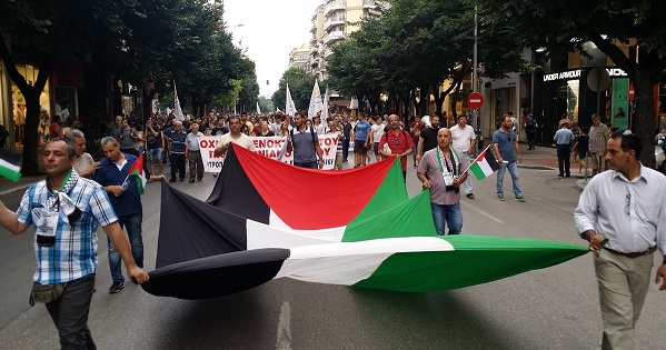 A large Palestinian flag leads the demonstration against the visit of Prime Minister Netanyahu in Thessaloniki.