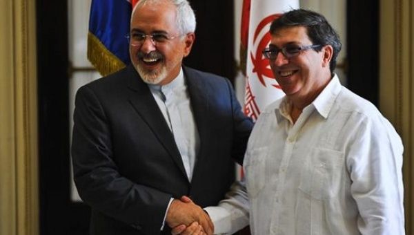 Iran's Foreign Minister Mohammad Javad Zarif (L) shakes hands with his Cuban counterpart Bruno Rodriguez in Havana, on Aug. 22, 2016. 