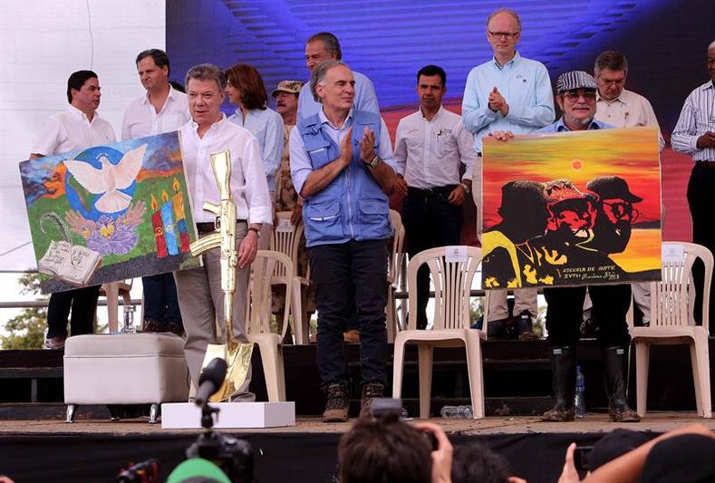 (R-L) Colombian President Juan Manuel Santos, head of the United Nations Colombia mission Jean Arnault and FARC leader Timochenko taking part in the disarmament ceremony. 