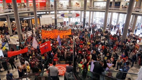 Members of Brazil's Homeless Workers Movement (MTST) occupy the entrance of Congonhas Airport in the general strike in Sao Paulo, Brazil, on June 30, 2017.