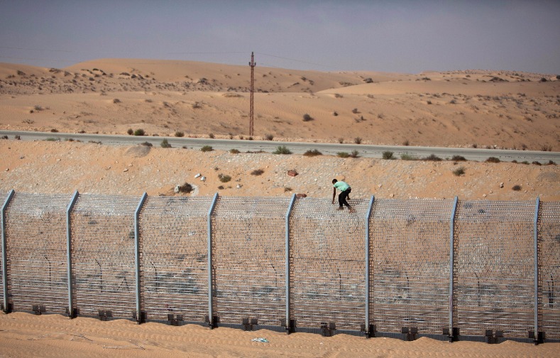 A labourer works on the border fence between Israel and Egypt near the Israeli village of Be'er Milcha September 6, 2012.