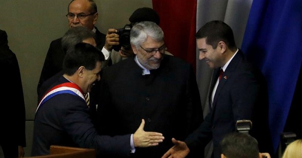 Paraguay's President Horacio Cartes welcomes the Senate's new President Fernando Lugo and the lower chamber's Pedro Alliana.