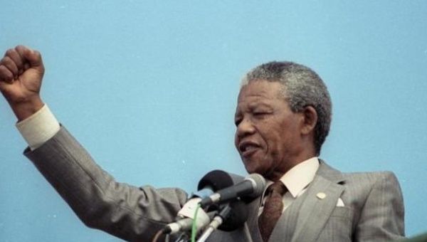 African National Congress (ANC) vice-president, Nelson Mandela, addresses a capacity crowd at a rally in Port Elizabeth in this April 1, 1990 file photo.