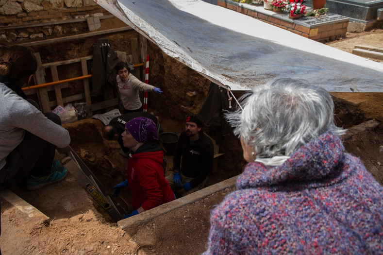 Ascension Mendieta looks at the archaeologists and volunteers working in the pit.