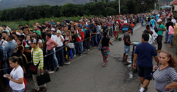 People line up to cross the Simon Bolivar international bridge into Colombia, in San Antonio del Tachira, Venezuela.
