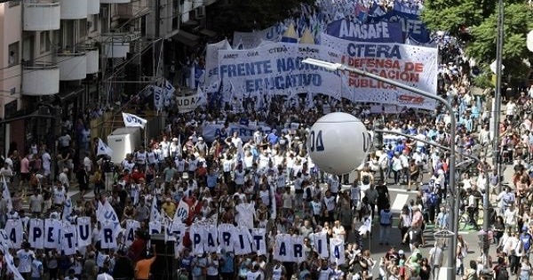 The teaching association called for a mobilization to deman a pay increase in line with Argentina's soaring inflation.