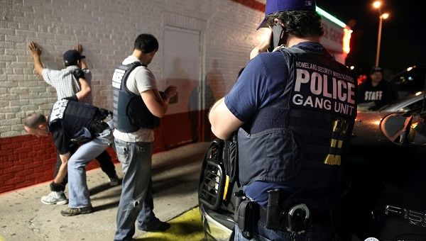 Federal agents with the U.S. Immigration and Customs Enforcement's Homeland Security Investigations detain a man in Dallas, Texas, March 30, 2014.